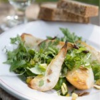 Heerlijke Salade Met Geroosterde Peer Met Pistachenootjes