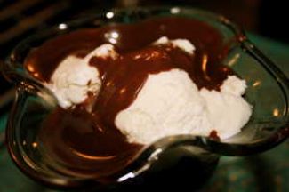 Vanilleijs Met Eigengemaakte Chocoladesaus