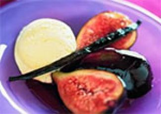 Vanille-ijs Met Gebakken Vruchten En Port