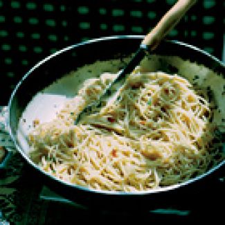 Spaghetti Met Knoflook, Olijfolie, Ansjovis En Chilipepertjes